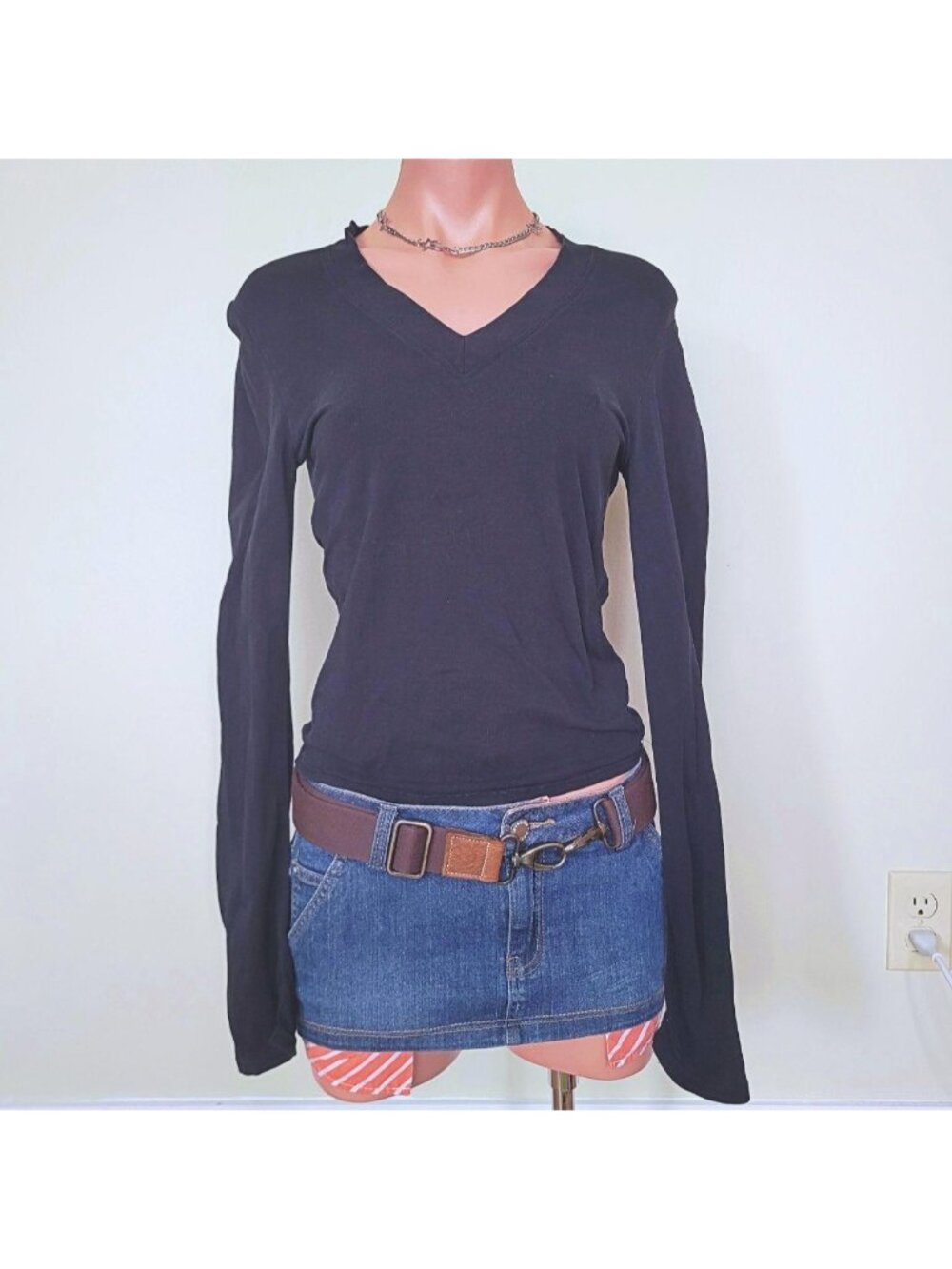 Tristan &amp; Iseut Nineties Soft V-Neck Fitted Cropped Long Sleeve Tee (XS)